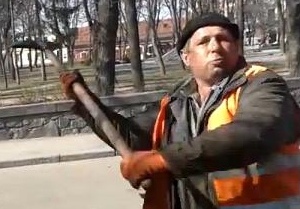Приколы: Ремонтник дороги в Житомире чуть не убил лопатой прохожего