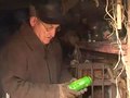 Житомир: Пенсионер рассказал как сделать крышу из пивных банок