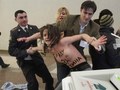 Политика: Голые активистки FEMEN пытались украсть урну с бюллетенем Путина Политика: Голые активистки FEMEN пытались украсть урну с бюллетенем Путина